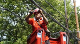 Petugas saat merapikan kabel Telkom. Foto:Ist
