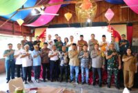 Pejabat Forum Komunikasi Perangkat Daerah dan juga pengurus IPERINDO Kepri foto bersama usai acara Gong Xi Fa Cai di Citra Kebun Wisata Sagulung, Selasa (11/2/2025). Matapedia6.com/Dok Humas Polda