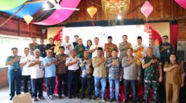 Pejabat Forum Komunikasi Perangkat Daerah dan juga pengurus IPERINDO Kepri foto bersama usai acara Gong Xi Fa Cai di Citra Kebun Wisata Sagulung, Selasa (11/2/2025). Matapedia6.com/Dok Humas Polda