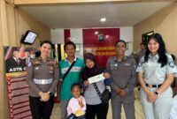 Anggota Ditlantas bersama Samsat dan jasaraharja jemput bola registrasi kendaraan tertib Admistrasi di Belakang Padang, Selasa (11/2/2025). Matapedia6.com/Dok Ditlantas Polda Kepri