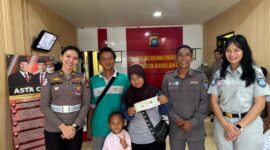Anggota Ditlantas bersama Samsat dan jasaraharja jemput bola registrasi kendaraan tertib Admistrasi di Belakang Padang, Selasa (11/2/2025). Matapedia6.com/Dok Ditlantas Polda Kepri
