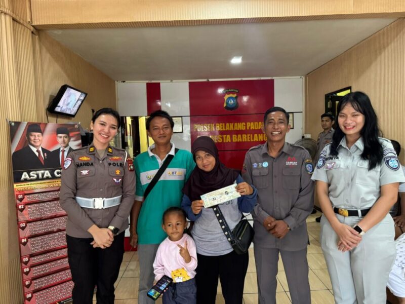 Anggota Ditlantas bersama Samsat dan jasaraharja jemput bola registrasi kendaraan tertib Admistrasi di Belakang Padang, Selasa (11/2/2025). Matapedia6.com/Dok Ditlantas Polda Kepri
