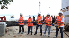 Chief Technology Officer Telin Abdul Rahman Ansyori (paling kiri), GM Witel Sumalut Guruh Adhi Laksana (kedua dari kiri), SVP Governance & Compliance Group Telin G.E Dhany Widjajanta (tengah), ⁠VP Planning & Development Telin Reinaldy Sjamsuddin (kedua dari kanan), ⁠VP Subsea Project Orchestration Telin Dion Kristadi Leksono (paling kanan) dalam acara Bifrost Cable Landing Ceremonial di BMH Malalayang pada Minggu (9/2). Foto:Telkom