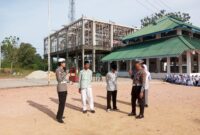 Kanit Kamsel Satlantas Polresta Barelang, Ipda Muhammad Zikri, saat berinteraksi bersama siswa siswi di pondok pesantren Darul Falah Nongsa Kota Batam, Kamis (13/2/2025). Matapedia6.com/Dok Humas Polresta