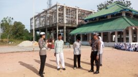 Kanit Kamsel Satlantas Polresta Barelang, Ipda Muhammad Zikri, saat berinteraksi bersama siswa siswi di pondok pesantren Darul Falah Nongsa Kota Batam, Kamis (13/2/2025). Matapedia6.com/Dok Humas Polresta