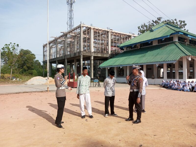 Kanit Kamsel Satlantas Polresta Barelang, Ipda Muhammad Zikri, saat berinteraksi bersama siswa siswi di pondok pesantren Darul Falah Nongsa Kota Batam, Kamis (13/2/2025). Matapedia6.com/Dok Humas Polresta