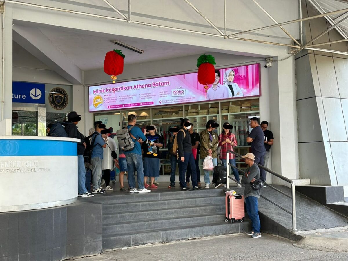 Subdit 4 Ditreskrimum Polda Kepri saat melakukan penangkapan terhadap calon PMI Ilegal yang akan diberangkatkan ke Abu Dhabi lewat Pelabuhan Internasional Batam Centre, Senin (10/2/2025) lalu. Matapedia6.com/Dok Humas Polda