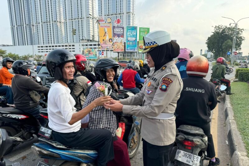 Anggota Ditlantas Polda Kepri saat memberikan bingkisan bunga kepada pengendara yang sudah tertib berlalu lintas di Simpang Frengky Kota Batam, Jumat (14/2/2025). Matapedia6.com/Dok Humas Polda