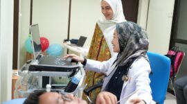 Dokter di RSBP periksa jantung pasien. Foto:Dok/Humas BP Batam