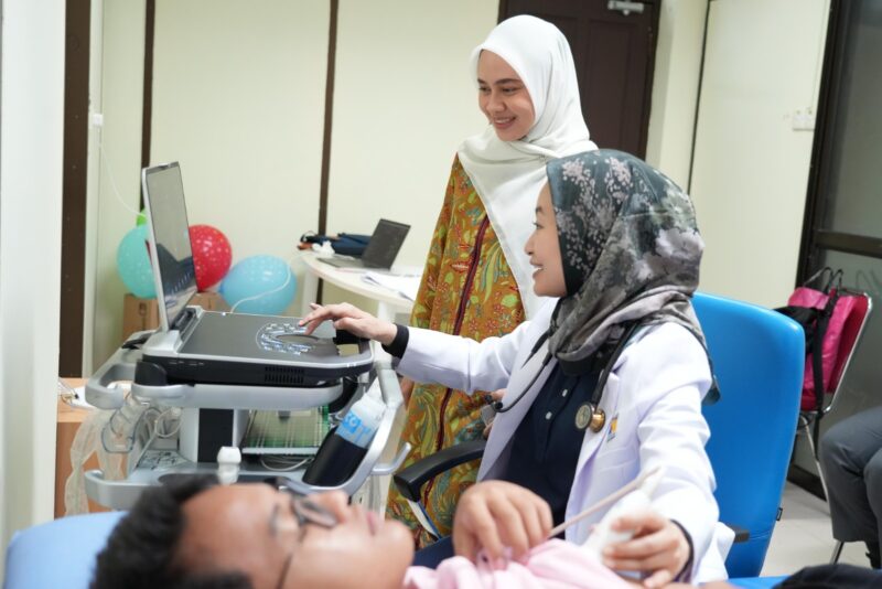 Dokter di RSBP periksa jantung pasien. Foto:Dok/Humas BP Batam