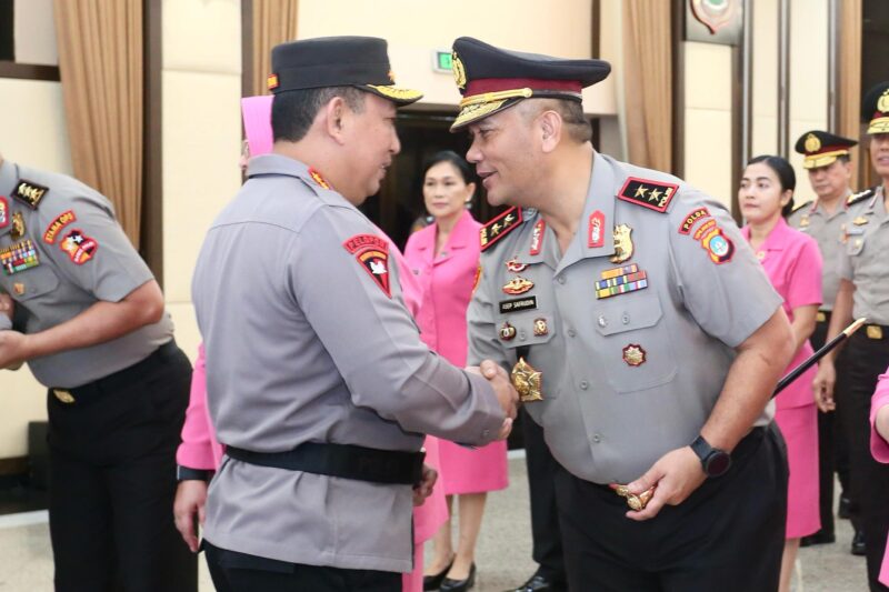 Kapolda Kepri Irjen Pol Asep Syafrudin saat menerima kenaikan pangkat yang dipimpin oleh Kapolres Jenderal Listyo Sigit Prabowo, di Mabes Polri, Jumat (14/2/2025).Matapedia6.com/Dok Humas Polda