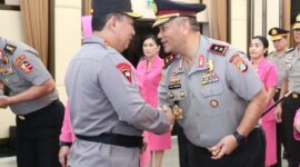 Kapolda Kepri Irjen Pol Asep Syafrudin saat menerima kenaikan pangkat yang dipimpin oleh Kapolres Jenderal Listyo Sigit Prabowo, di Mabes Polri, Jumat (14/2/2025).Matapedia6.com/Dok Humas Polda