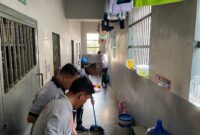 Petugas Lapas Batam bersama warga binaan, Jumat (14/2). Foto:Ist