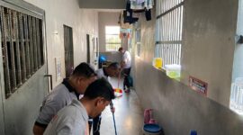 Petugas Lapas Batam bersama warga binaan, Jumat (14/2). Foto:Ist