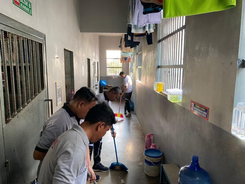 Petugas Lapas Batam bersama warga binaan, Jumat (14/2). Foto:Ist