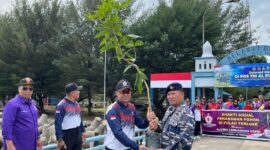 Dirpamobvit Polda Kepri, Kombes Pol. Dr. Rudy Cahya Kurniawan melakukan penanaman pohon di pulau terluar Kepri, dalam rangka Peringatan Hari Dharma Samudra, Minggu (16/2/2025). Matapedia6.com/Dok Pamobvit.