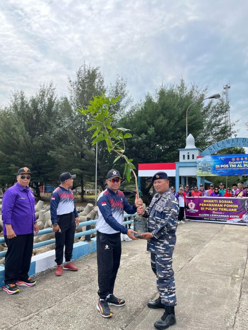Dirpamobvit Polda Kepri, Kombes Pol. Dr. Rudy Cahya Kurniawan melakukan penanaman pohon di pulau terluar Kepri, dalam rangka Peringatan Hari Dharma Samudra, Minggu (16/2/2025). Matapedia6.com/Dok Pamobvit.