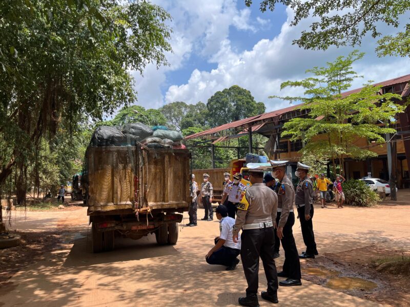 Satlantas Polresta Barelang sidak truk sampah di TPA Punggur, temukan banyak truk membawa muatan melebihi kapasitas, Senin (17/2/2025). Matapedia6.com/Dok Humas Polresta Barelang