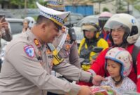 Kasat Lantas Polresta Barelang AKP Afiditya pimpin operasi Seligi 2025, bagikan helm, sayuran dan Goodie bag kepada pengendara sekaligus sosialisasi keselamatan berlalu lintas, Selasa (18/2/2025). Matapedia6.com/Dok Humas polres