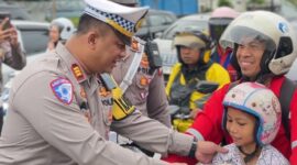 Kasat Lantas Polresta Barelang AKP Afiditya pimpin operasi Seligi 2025, bagikan helm, sayuran dan Goodie bag kepada pengendara sekaligus sosialisasi keselamatan berlalu lintas, Selasa (18/2/2025). Matapedia6.com/Dok Humas polres