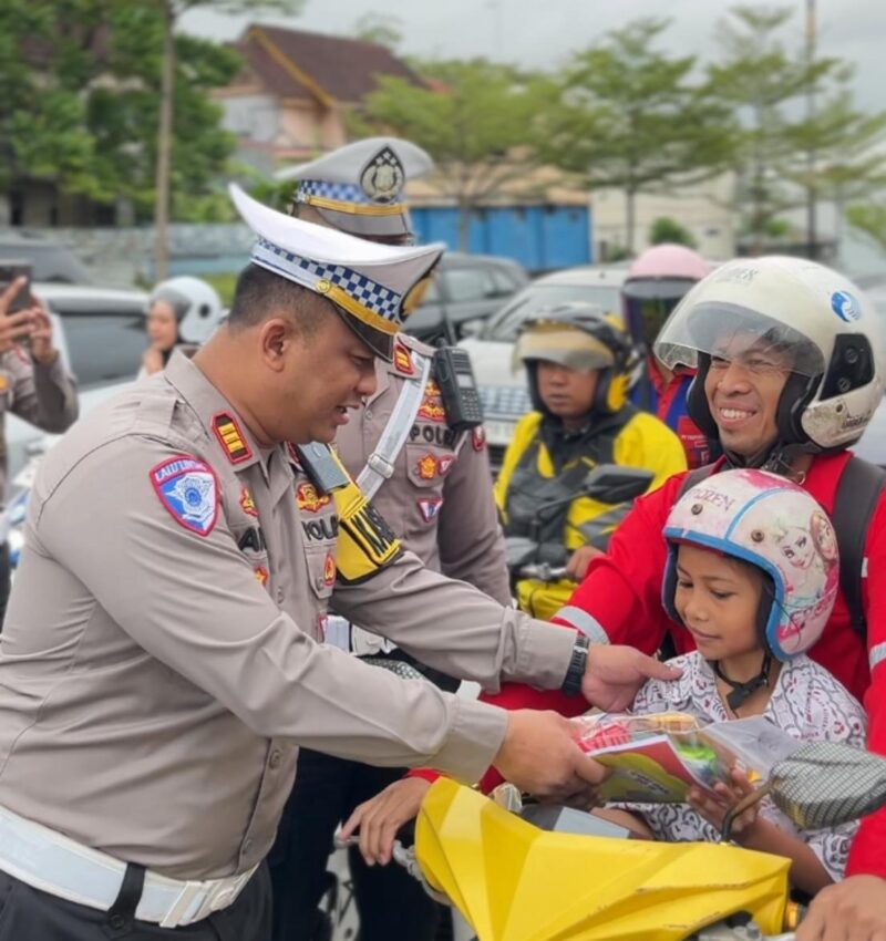 Kasat Lantas Polresta Barelang AKP Afiditya pimpin operasi Seligi 2025, bagikan helm, sayuran dan Goodie bag kepada pengendara sekaligus sosialisasi keselamatan berlalu lintas, Selasa (18/2/2025). Matapedia6.com/Dok Humas polres