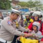 Kasat Lantas Polresta Barelang AKP Afiditya pimpin operasi Seligi 2025, bagikan helm, sayuran dan Goodie bag kepada pengendara sekaligus sosialisasi keselamatan berlalu lintas, Selasa (18/2/2025). Matapedia6.com/Dok Humas polres
