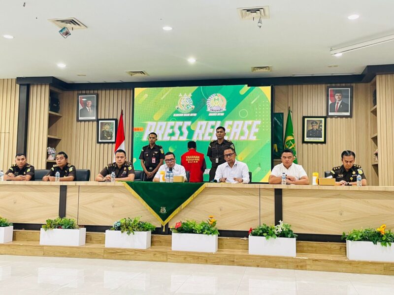 Kepala Kejaksaan Negeri Batam ekspos tangkapan buronan penggelapan uang CPMI, Selasa (18/2). Foto:El/matapedia