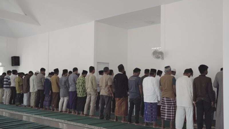 Warga menggelar salat Jumat di Masjid Al-Ghofur perdana di Piayu beberapa hari lalu. Foto: Ist