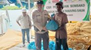 Polsek Nongsa bersama beberapa perusahaan bagikan 50 paket sembako di Pulau Ngenang, Rabu (19/2/2025). Matapedia6.com/Dok Polresta Barelang