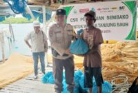 Polsek Nongsa bersama beberapa perusahaan bagikan 50 paket sembako di Pulau Ngenang, Rabu (19/2/2025). Matapedia6.com/Dok Polresta Barelang