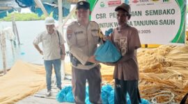 Polsek Nongsa bersama beberapa perusahaan bagikan 50 paket sembako di Pulau Ngenang, Rabu (19/2/2025). Matapedia6.com/Dok Polresta Barelang