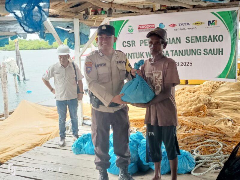 Polsek Nongsa bersama beberapa perusahaan bagikan 50 paket sembako di Pulau Ngenang, Rabu (19/2/2025). Matapedia6.com/Dok Polresta Barelang