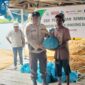 Polsek Nongsa bersama beberapa perusahaan bagikan 50 paket sembako di Pulau Ngenang, Rabu (19/2/2025). Matapedia6.com/Dok Polresta Barelang