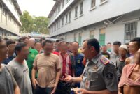 Kalapas Batam Yugo bercakap-cakap dengan warga binaan Lansia, Selasa (18/2). Foto:Dok/Ist