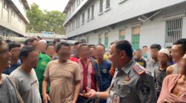 Kalapas Batam Yugo bercakap-cakap dengan warga binaan Lansia, Selasa (18/2). Foto:Dok/Ist