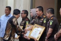 Kepala Kejaksaan Negeri Batam menerima penghargaan, Rabu (19/2). Foto:Istimewa