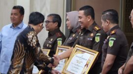 Kepala Kejaksaan Negeri Batam menerima penghargaan, Rabu (19/2). Foto:Istimewa