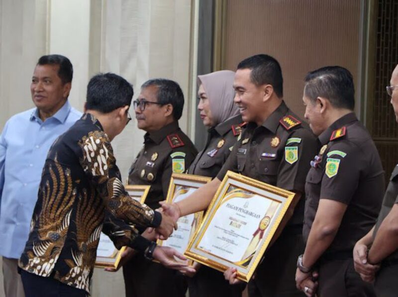 Kepala Kejaksaan Negeri Batam menerima penghargaan, Rabu (19/2). Foto:Istimewa