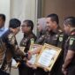 Kepala Kejaksaan Negeri Batam menerima penghargaan, Rabu (19/2). Foto:Istimewa