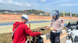 Petugas dari Satgas Gakkum Ditlantas Polda Kepri saat melakukan Razia di jalan Hang Tuah Nongsa Kota Batam, Kamis (20/2/2025). Matapedia6.com/Dok Ditlantas