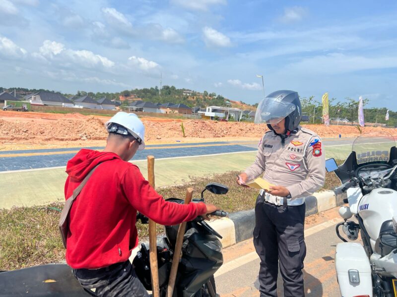 Petugas dari Satgas Gakkum Ditlantas Polda Kepri saat melakukan Razia di jalan Hang Tuah Nongsa Kota Batam, Kamis (20/2/2025). Matapedia6.com/Dok Ditlantas