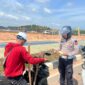 Petugas dari Satgas Gakkum Ditlantas Polda Kepri saat melakukan Razia di jalan Hang Tuah Nongsa Kota Batam, Kamis (20/2/2025). Matapedia6.com/Dok Ditlantas