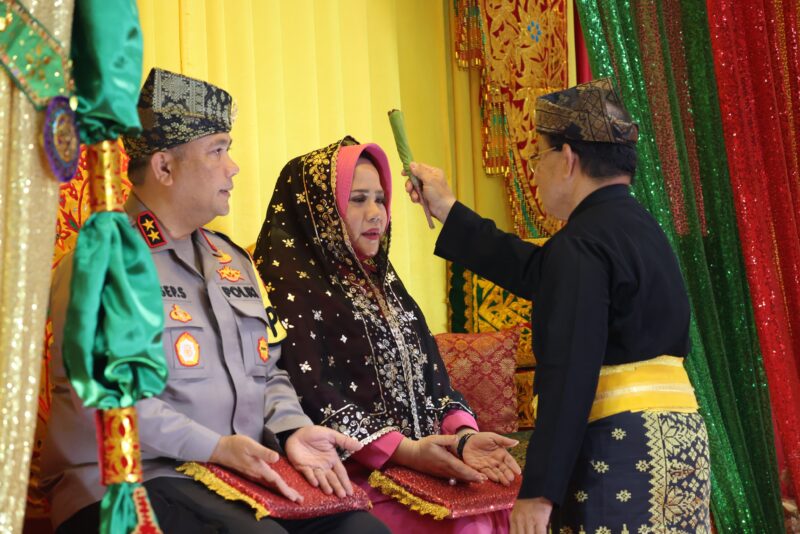 Kapolda Kepri Irjen Pol Asep Syafrudin bersama Ny. Detta Asep Safrudin, mengikuti prosesi adat Tepuk Tepung Tawar di Gedung Lembaga Adat Melayu (LAM) Kepri, Rabu (19/2/2025). Matapedia6.com/Dok Humas Polda