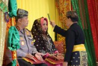 Kapolda Kepri Irjen Pol Asep Syafrudin bersama Ny. Detta Asep Safrudin, mengikuti prosesi adat Tepuk Tepung Tawar di Gedung Lembaga Adat Melayu (LAM) Kepri, Rabu (19/2/2025). Matapedia6.com/Dok Humas Polda