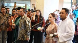 Amsakar dan Li Claudia resmi dilantik sebagai Kepala BP dan Wakil Kepala BP Batam, Kamis (20/2). Foto:Dok/Humas