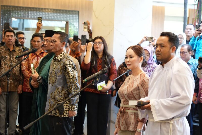 Amsakar dan Li Claudia resmi dilantik sebagai Kepala BP dan Wakil Kepala BP Batam, Kamis (20/2). Foto:Dok/Humas