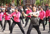 Kapolresta Barelang, Kombes Pol Heribertus Ompusunggu, dan Ketua Bhayangkari Cabang Kota Barelang, Ny. Cathy Heri Ompusunggu saat mengikuti olahraga pagi di depan Mako Polresta Barelang, Sabtu (22/2/2025). Matapedia6.com/Dok Humas Polresta