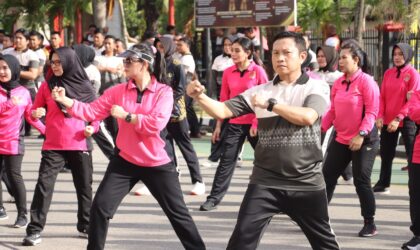 Kapolresta Barelang, Kombes Pol Heribertus Ompusunggu, dan Ketua Bhayangkari Cabang Kota Barelang, Ny. Cathy Heri Ompusunggu saat mengikuti olahraga pagi di depan Mako Polresta Barelang, Sabtu (22/2/2025). Matapedia6.com/Dok Humas Polresta