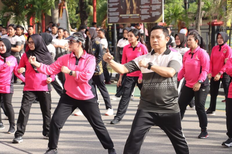 Kapolresta Barelang, Kombes Pol Heribertus Ompusunggu, dan Ketua Bhayangkari Cabang Kota Barelang, Ny. Cathy Heri Ompusunggu saat mengikuti olahraga pagi di depan Mako Polresta Barelang, Sabtu (22/2/2025). Matapedia6.com/Dok Humas Polresta