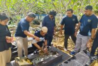 Ketua PWI Kepri Andi bersama wartawan ziarah ke makam, Sabtu (22/2). Foto:Dok/PWI